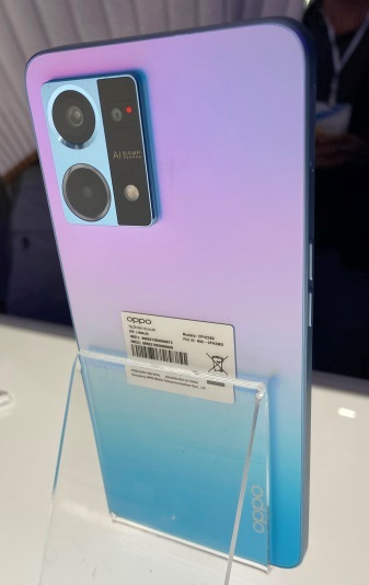 A História da Oppo e sua Chegada no Brasil - Imagem sobre celular-oppo-azul-aurora