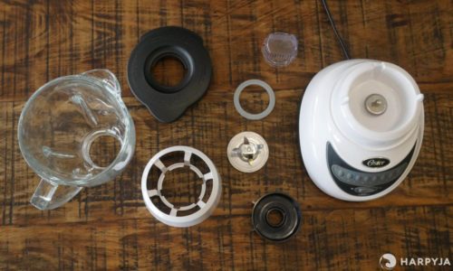 Liquidificador da marca Oster com base removível e desmontável