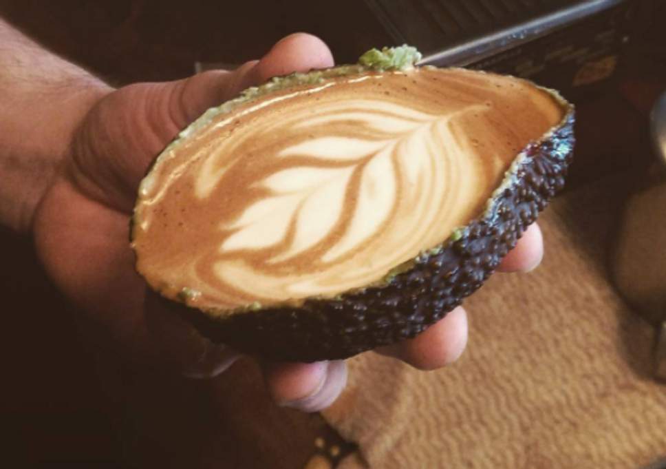 café Latte servido dentro de um abacate