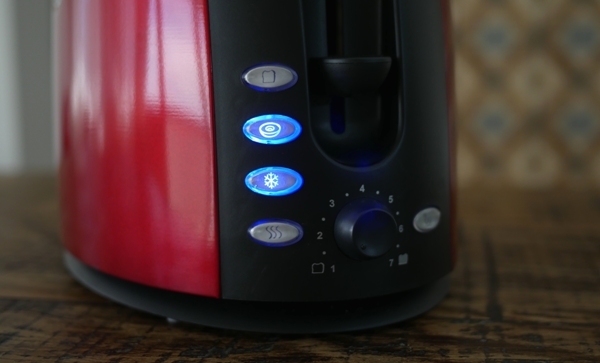 Oster Chrome - Imagem sobre torradeira small