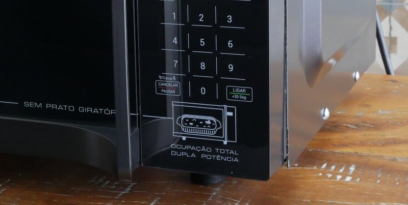 Philco Flat PMO28TF - Imagem sobre parafusos laterais