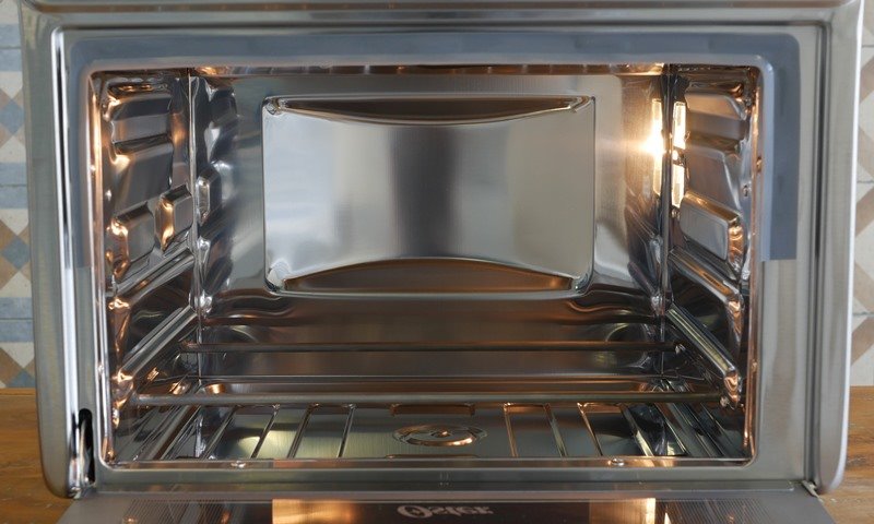 Interna do Oven Fryer Oster OFOR250