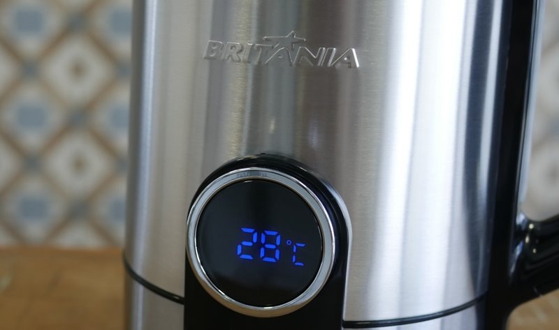 relevo da marca na Chaleira Eletrica Britania Concept Touch Inox BCH08I