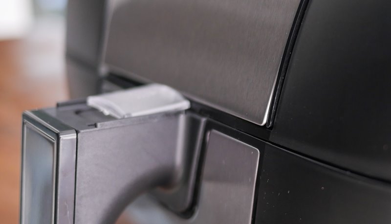 Britânia BFR51 - Imagem sobre chapa de inox curva air fryer