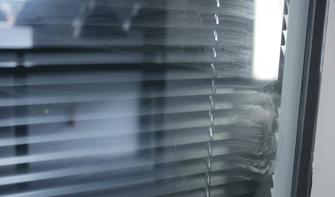 Robô Limpador de Janelas Multi Cleanbot Aqua R1800 - Imagem sobre Texto-Limpa-Vidros-MULTI